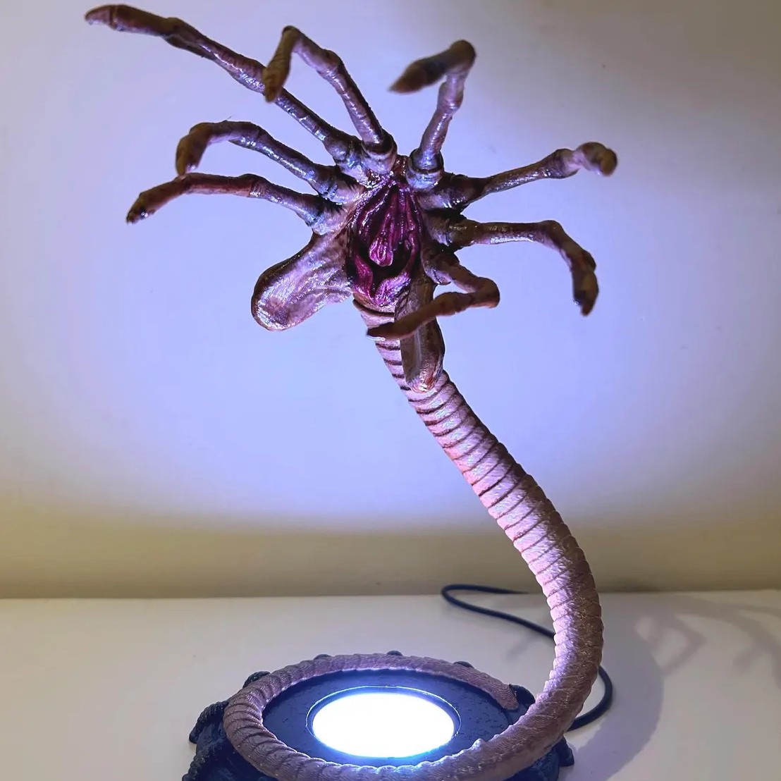 Ночник-фонарь Alien Facehugger – обзор и цена Home Decor Inspo