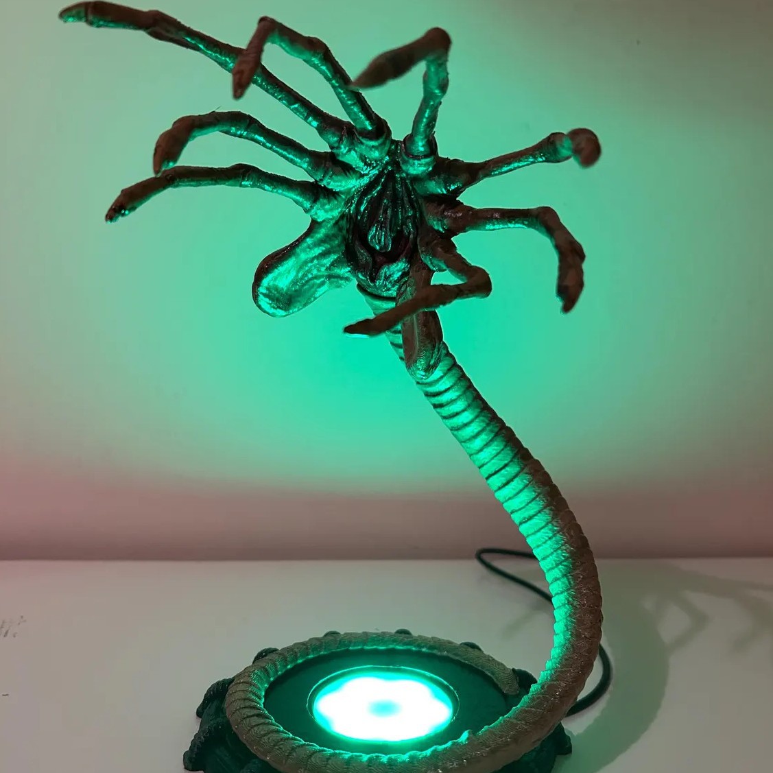 Ночник-фонарь Alien Facehugger – обзор и цена Home Decor Inspo