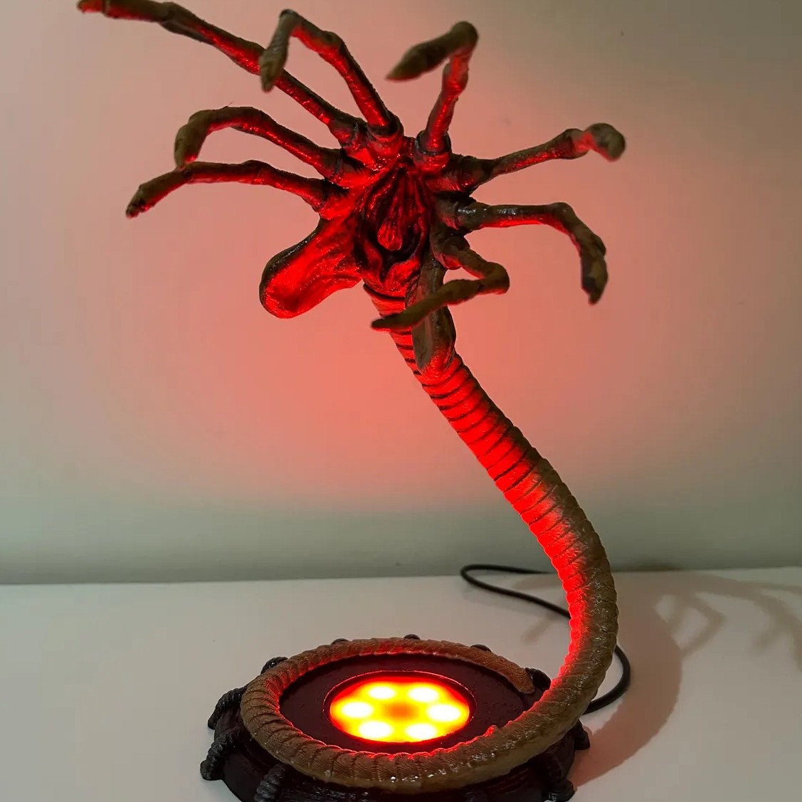 Ночник-фонарь Alien Facehugger – обзор и цена Home Decor Inspo